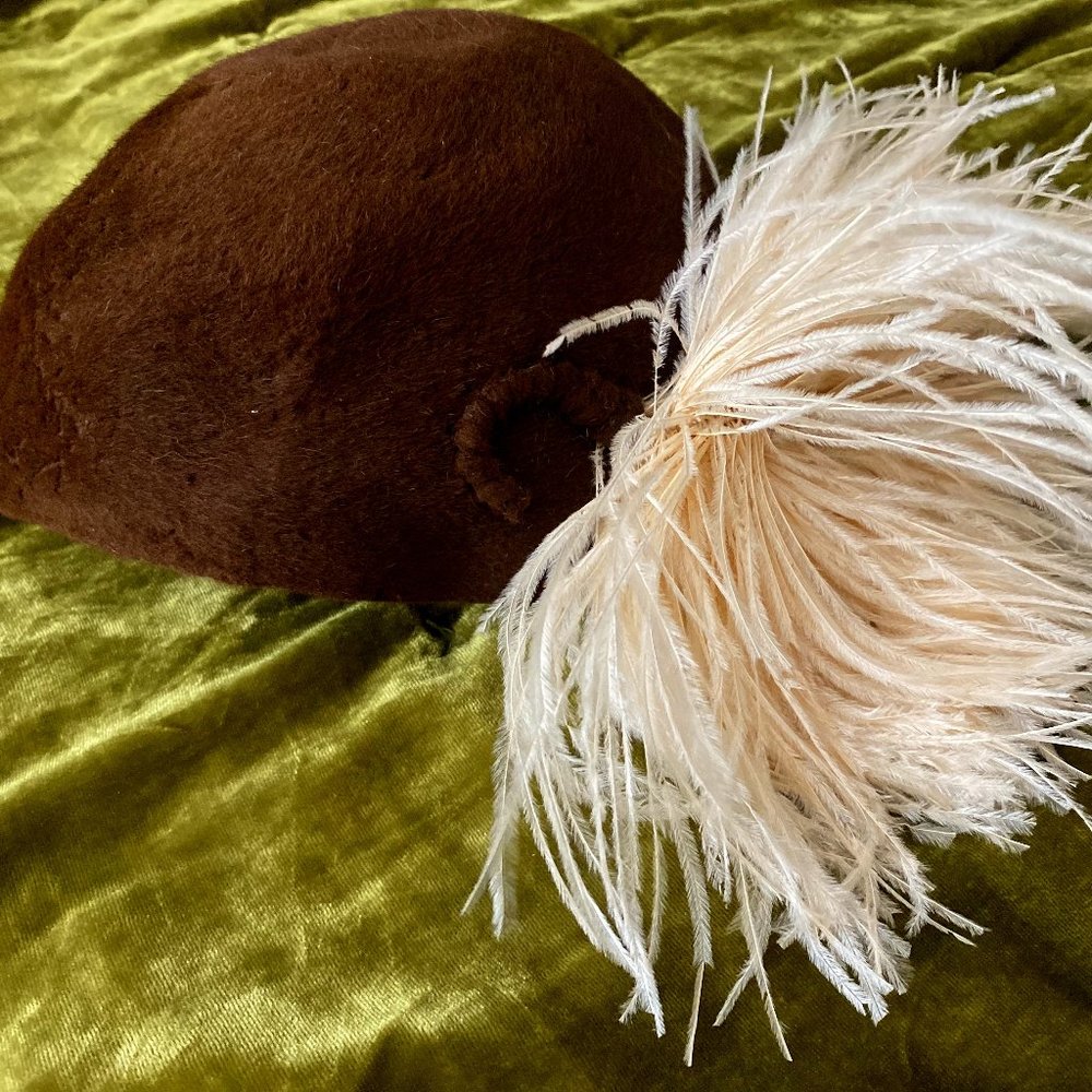 VINTAGE DESIGNER BRWN FELT HAT W FEATHER